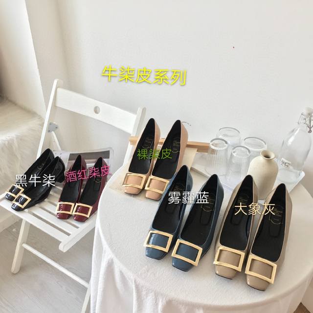 Rogervivie R V女鞋鞋Trompett粗跟方扣女鞋. 本款单鞋百搭舒适.搭配金属方扣. 经典而不失创新. 倾斜的鞋跟为Trmpette增添无穷魅力.