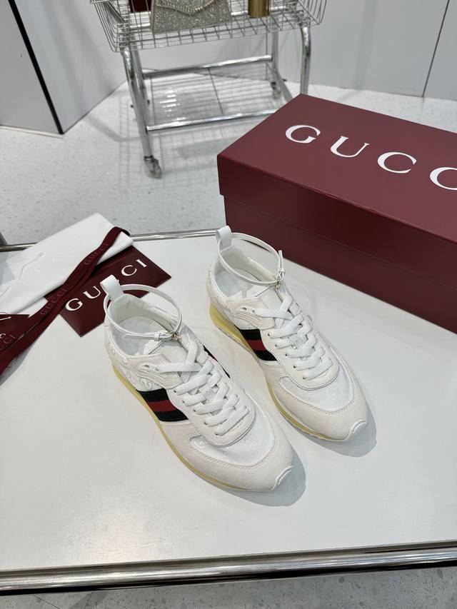 2025动感单品轻盈且灵活的外底经过特殊处理洋溢着浓郁的复古风情可拆卸可调节踝部绑带 鞋舌饰以高频压花工艺打造的3D立体Gucci字样标识织物衬里舒适透气超轻抽
