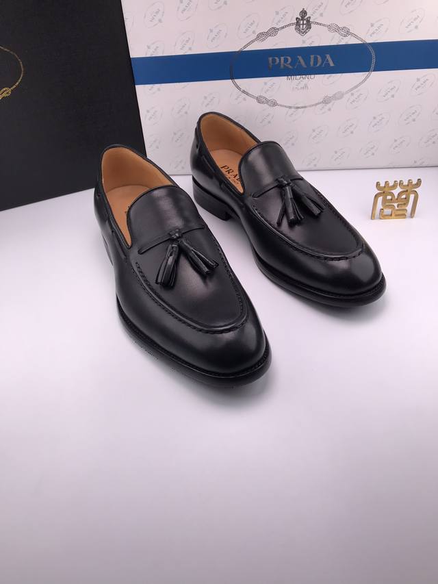 prad* 进口小牛皮 全牛里 木跟缝线底 高档商务皮鞋 进口全粒面小牛皮 质地柔软 毛孔细腻 纹理自然 光泽通透 质感强烈 穿着舒适 水染牛里牛垫 质地柔软