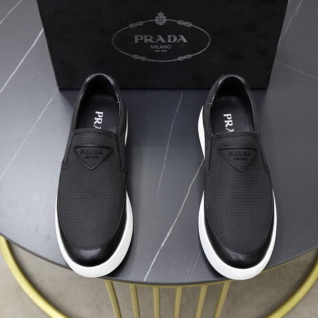 品牌 普拉达prada 标准码 男码38 44 45可以定做 等级 官网同款 高品质男鞋 材料 原版品牌布匹 搭配柔软羊皮内里 原版防滑耐磨橡胶轻便大底 款式类