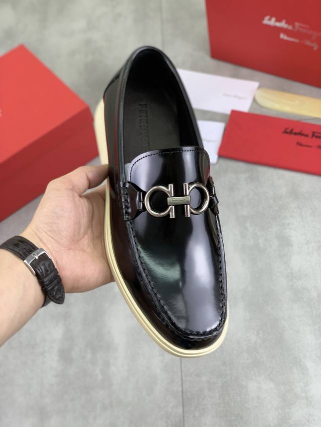 工厂p价p 实价 水染牛里 Salvatore Ferragamo 菲拉格慕 男士最新款休闲商务皮鞋 同步上市 面料采用专用进口原版开边珠小牛皮 内里采用进口水