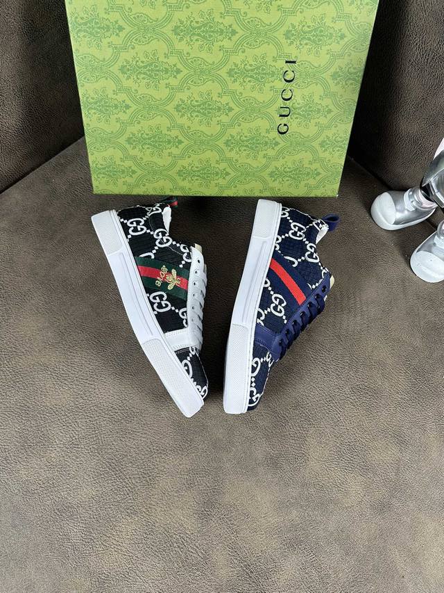 工厂p价 Gucci 古奇系列最 2025新款精心打造 引爆全场 不断创新的国际品牌 此款男士四季运动休闲鞋 原版版本 鞋面采用牛皮面料 皮垫脚真爆超轻防滑大底