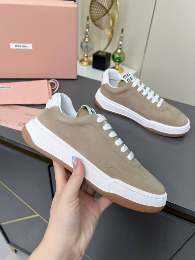 实价 Miumiu 缪缪 2025早春最新走秀款 休闲 运动鞋 阿甘鞋 德训鞋 原版购入开发 做货 这款休闲运动鞋引起关注 Miumiu缪缪在各大品牌中脱颖而出