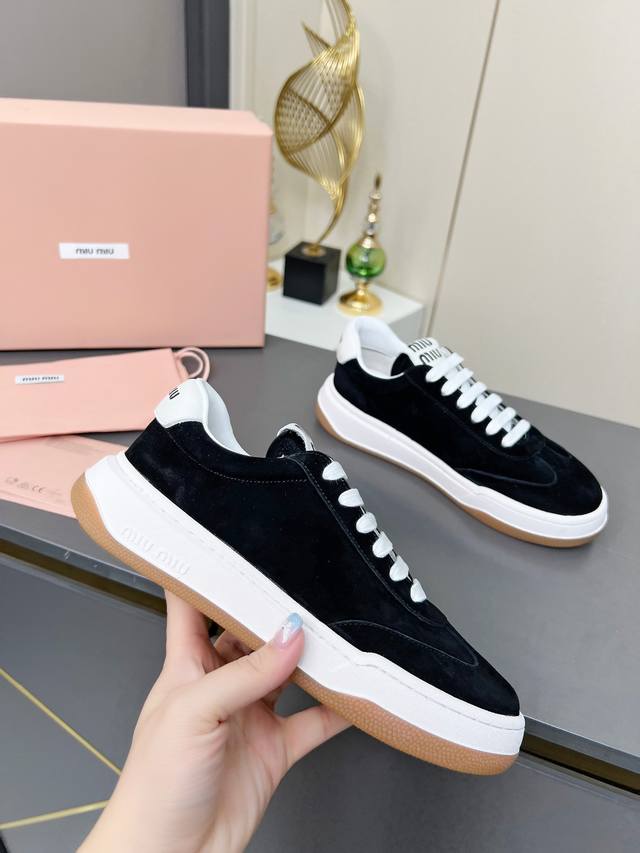 实价 Miumiu 缪缪 2025早春最新走秀款 休闲 运动鞋 阿甘鞋 德训鞋 原版购入开发 做货 这款休闲运动鞋引起关注 Miumiu缪缪在各大品牌中脱颖而出