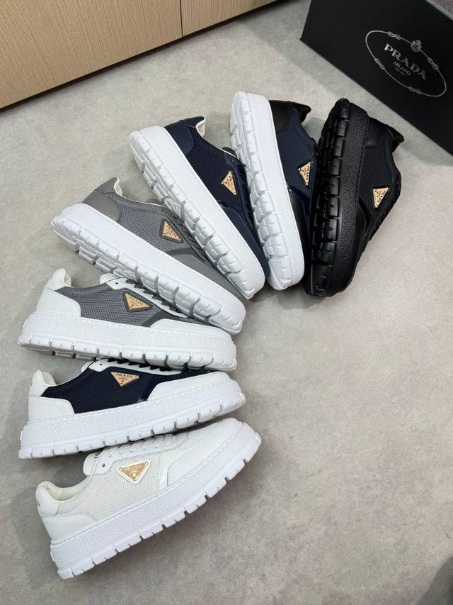 prada 普拉达 -高端品质 原单休闲运动鞋 -鞋面 纳帕小牛皮 品牌高丝光帆布 鞋身车缝品牌金属扣件 鞋舌.后跟 丝印品牌Logo -内里 水染牛皮 -大底