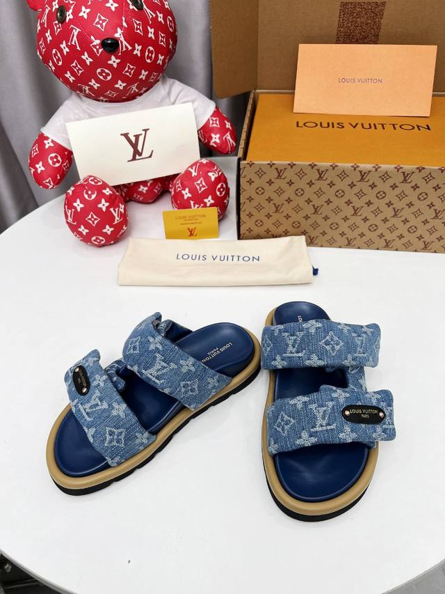 L家 情侣款Size:35-45 路易威登面包拖 又一爆款 最新 强调 100%真羽绒填充 lv一出即巅峰的超爆款的老花拖鞋面包的脚感 软绵绵的超舒服 火爆小红
