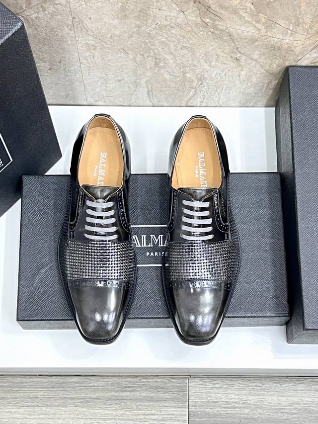 balmain 巴尔曼新款男士皮鞋 面料采用进口原版牛皮 车缝线工艺打造 全进口胎牛皮 看得见的质感 重工车线 标配Logo牛皮垫脚 大牌体验 上脚柔软舒适 男