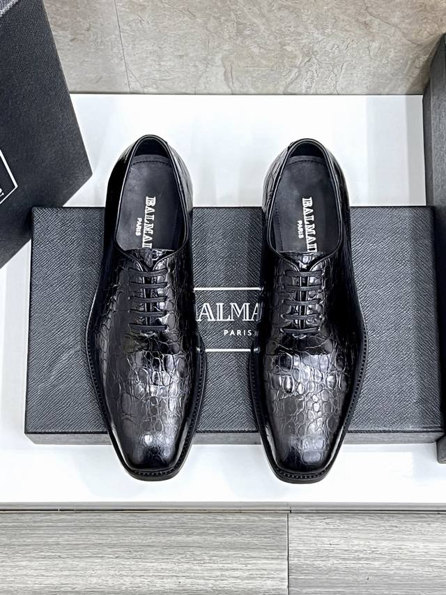 balmain 巴尔曼新款男士皮鞋 面料采用进口原版牛皮 车缝线工艺打造 全进口胎牛皮 看得见的质感 重工车线 标配Logo牛皮垫脚 大牌体验 上脚柔软舒适 男