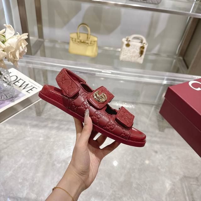 Gucci 巴黎2025春 New Marmont Gg 压花皮革凉鞋 990欧 gucci 这款 New Marmont 凉鞋以皮革于意大利制成 铺满醒目的