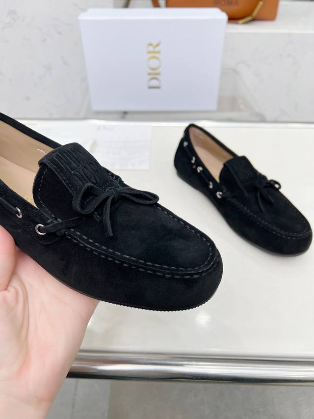 dior 迪奥春夏新款超轻果冻系列乐福鞋 全新 版面力求打造时尚经典单品 巴黎时装周第一场分量十足的大秀场打造的新品 灵感由D主设计师巧妙结合在完美鞋型上.搭配
