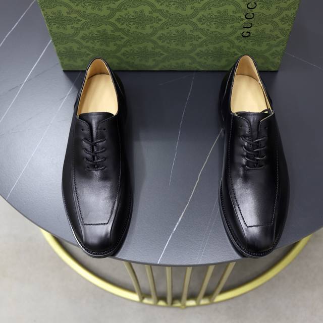 出厂价p 牛里 品牌 古奇Gucci 尺码 38-44 45可定制 等级 专柜经典款 材料 原版软牛皮鞋面 舒适牛皮内里 原版轻便大底 款式类别 商务休闲套脚