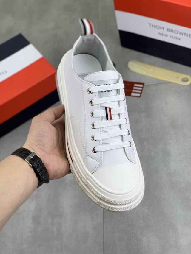 工厂p价p 实价 Thom Browne 汤姆.布朗 Tb官网同款 原单爆款运动鞋 头层牛皮加透气布料1 1原板 羊皮内里鞋身配件开模 品质 亲们你还为穿着搭配