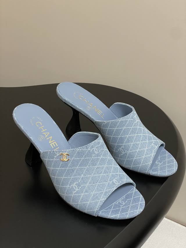 chanel 2026早春度假系列爆品小香双C扣鱼嘴蜜儿高跟拖鞋小矮跟凉拖鞋 简约时尚 整体采用穆勒鞋款式 这种鞋型没有鞋带或复杂的固定结构 穿脱方便 同时展现