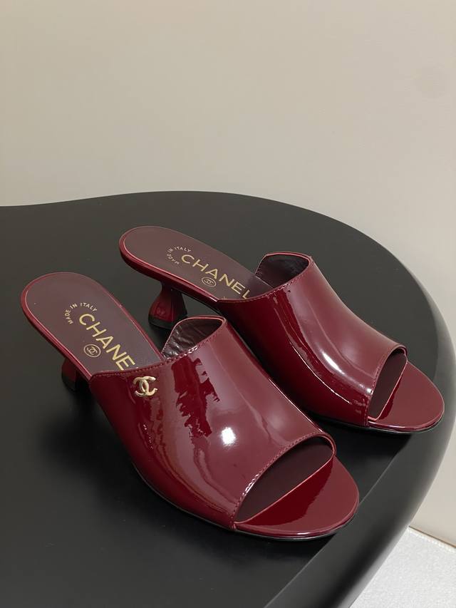 chanel 2026早春度假系列爆品小香双C扣鱼嘴蜜儿高跟拖鞋小矮跟凉拖鞋 简约时尚 整体采用穆勒鞋款式 这种鞋型没有鞋带或复杂的固定结构 穿脱方便 同时展现