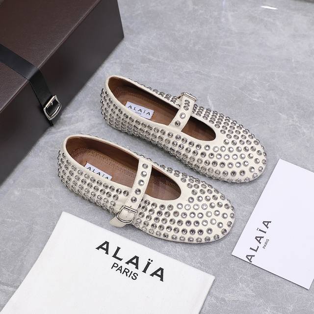 alaia 阿莱亚25Ss 走秀款平底网面鞋芭蕾舞鞋 风靡全球超火的平底鞋 皮面打钉款 章小蕙同款 甜酷芭蕾风 人气超高的一款芭蕾舞鞋 浪漫又迷人 舒适百搭配上