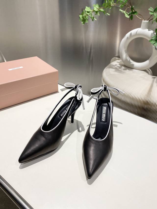 出厂价p Miumiu2025新款后空凉鞋系列时尚洋气 夏日清凉标配 面料材质 .羊皮+蝴蝶结元素搭配 垫脚羊皮里 意大利进口真皮大底 码数: 34-41 34