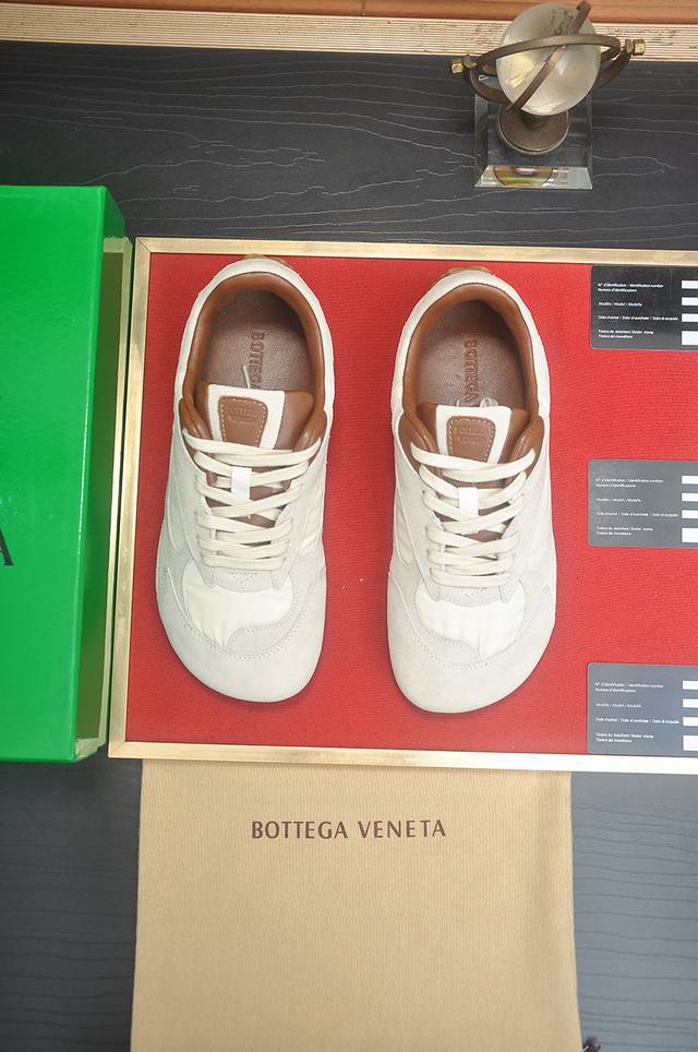 出厂价p Botteg Venetta Bv 全牛皮内里 独家新款 官网新款 鞋面以上乘的顶级小牛皮制作 细腻的手感 流淌奢华的质感 为精致男士量身制作 铸就高
