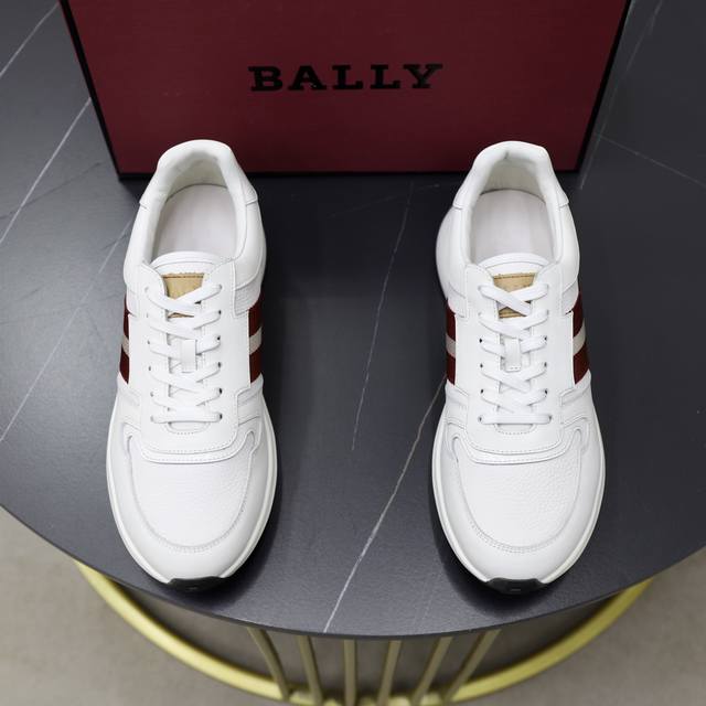 出厂价pp Bally 巴利 新款男士皮革拼接休闲运动鞋 原厂小牛皮面拼接纯色网布设计风格 舒适透气效果极好 经典的B家红白条纹织带徽章装饰 饰以 Bally