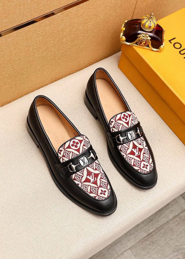商品商标 Louis Vuitton 路易威登 休闲皮鞋 正码码数: 38-44 45.46.47订制 商品材料 精选 进口小牛皮鞋面+奢华五金扣 进口头层牛皮