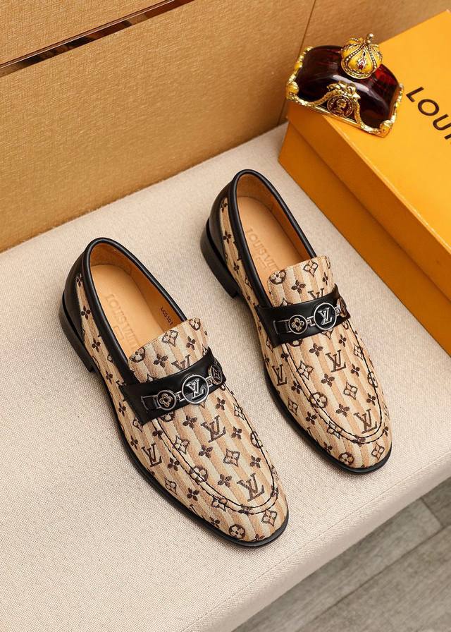 商品商标 Louis Vuitton 路易威登 休闲皮鞋 正码码数: 38-44 45.46.47订制 商品材料 精选 进口布料鞋面+奢华五金扣 进口头层牛皮内