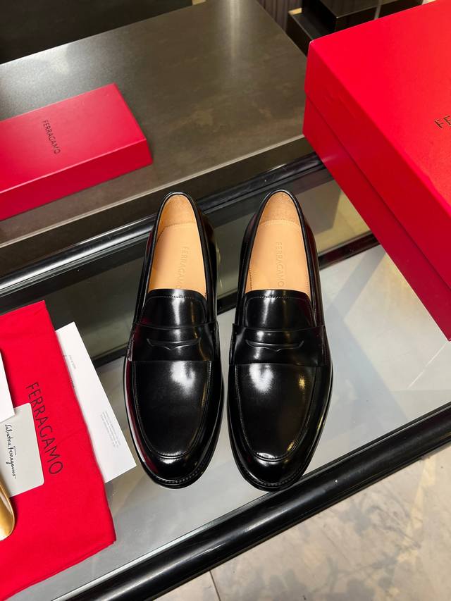 菲拉格慕Ferragamo男士精品皮鞋 这款男士乐福鞋型优雅 细节华丽 彰显端庄考究风范 适合伴您出席鸡尾酒会 面料采用进口牛皮 呈现令人惊艳的质感 内里本染细