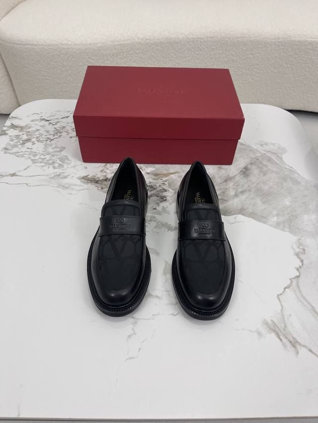 valentino华伦天奴新款男士乐福鞋 品牌Logo装饰设计 时尚休闲皮鞋 这款乐福鞋采用进口牛皮鞋面 内里本染小牛皮 小牛皮鞋垫 上脚柔软舒适透气 配原盒全