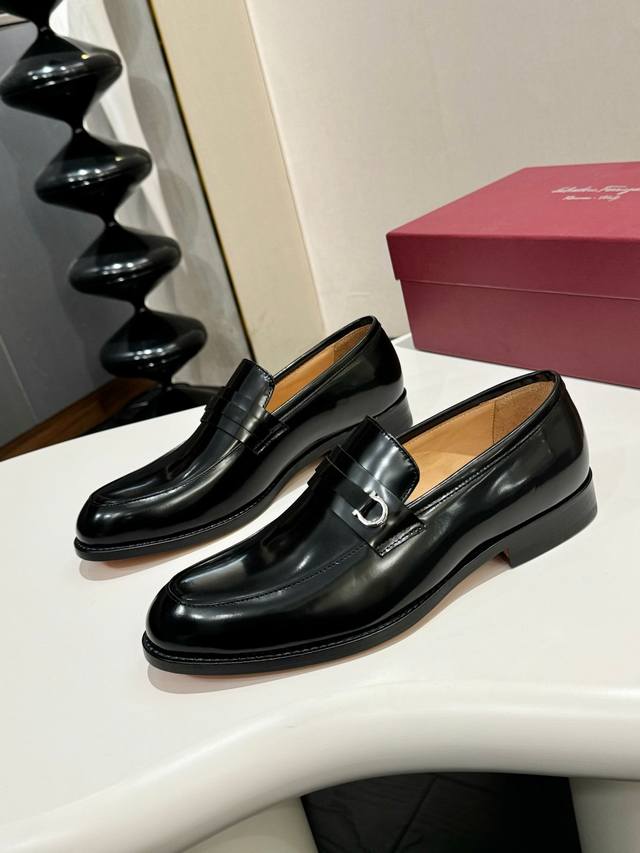 ferragamo 菲拉格慕 经典的男士商务皮鞋 进口黑色小牛皮 牛皮内里 皮质非常柔软 原版真皮大底 码数39-44码 38 45 46 47定做