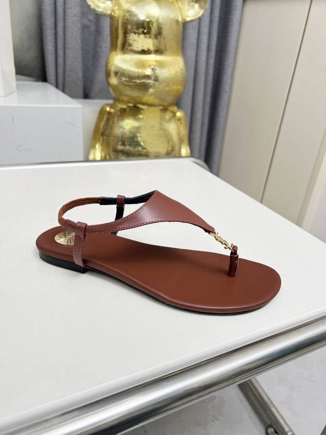 圣罗兰 :红棕色牛皮 橡胶底 真皮底 码数35-44 42.43.44定做不退换 面料 头层牛皮 羊皮里 这款便鞋风格优雅 穿搭轻松 洋溢清新朝气 灵活演绎百变