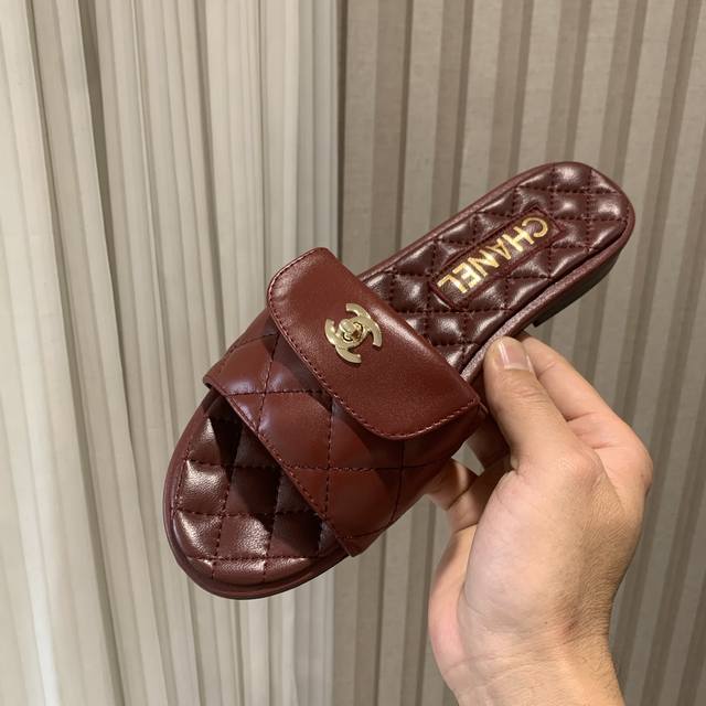 chanel 小香25Ss新款懒人拖拖鞋 百搭显脚瘦气质款 颜值爆棚的一款拖鞋 任意搭配都很绝 懒人拖鞋值得推荐 鞋面小牛皮 内里混种羊皮 意大利真皮大底 si