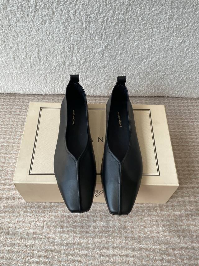 Vanda Novak来自意大利品牌 全网独家耗时3个月研发鞋跟独特设计酒杯重磅系列众多联手意大利品牌 推出高级感满分的鞋款系列 火遍Ins神仙绝美神靴 海外博