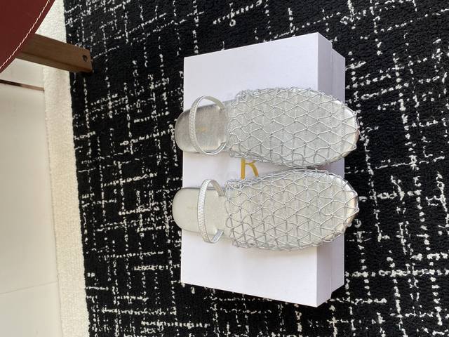 代购级 the Row 25Ss 经典芭蕾舞半拖 编织面拖鞋新品 以芭蕾的灵动意韵融于日常 以现代笔触刻画舞鞋经典轮廓 从经典日式鞋履汲取灵感 圆润五金点缀于鞋