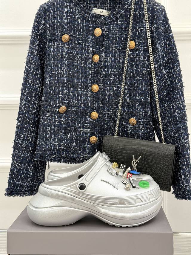 厂价 balenciaga X Crocs 25Ss春夏新品 情侣款洞洞鞋 好看又松弛 辣妹必入全网爆火的洞洞拖鞋 上脚秒变大长腿. 进口橡胶材质一体成型. 增