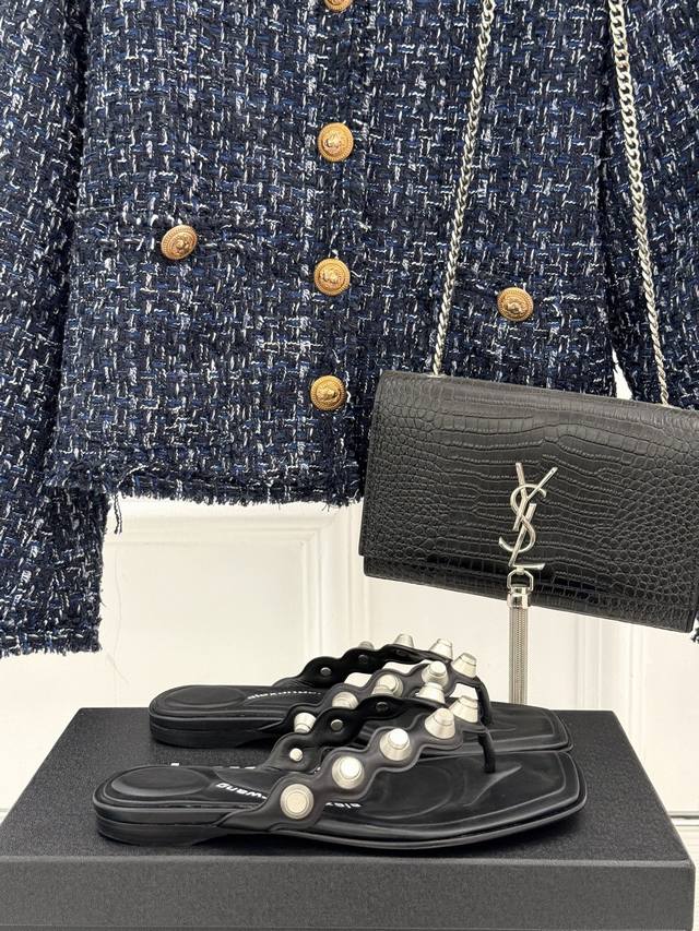 厂价 alexander Wang 亚力山大王 25Ss春夏新品人字拖鞋 精致时髦精必备单品 鞋面采用原版定制皮料 内里踮脚混种羊皮 意大利进口真皮大底 siz
