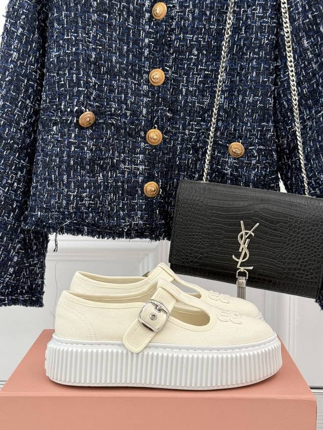 厂价 miu Miu 缪缪25S新品复古 厚底T字带帆布鞋 缪缪这一季也太少女 太好看了 简约的设计搭配做旧的风格真的很复古 3Cm增高 小个子穿起来也毫无压力