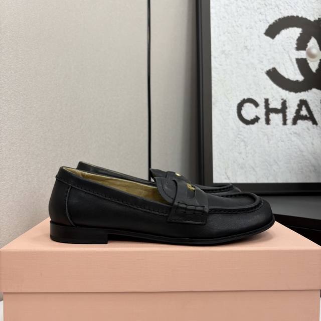miu Miu 25Ss 缪缪春夏新款 方头乐福鞋硬币平底小皮鞋 细节的设计在一众乐福鞋中脱颖而出 整体鞋型圆滑秀气 一点不笨重 可以完全露出脚踝处 称得腿部线