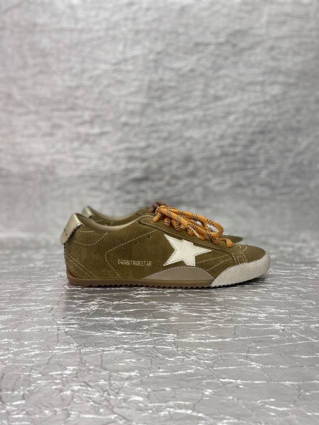golden Goose 顶级版True-Star小脏鞋 购买专柜最新原版拆解 1:1复刻打造 老工匠纯手工制作 独特磨破做旧风格 就连鞋底也是不羁的脏 明星红