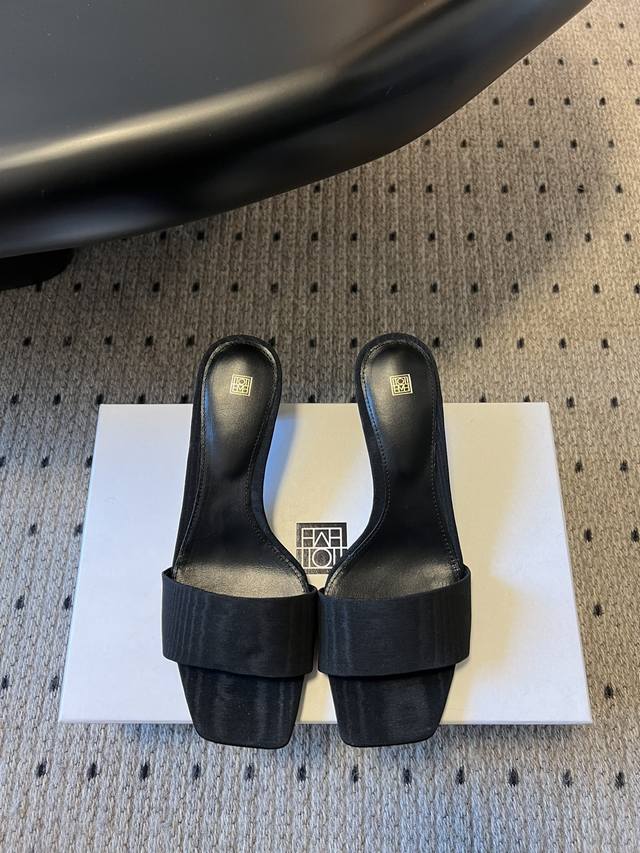 toteme 25Ss 新品矮跟夹趾简约拖鞋 看似一片式 实则夹趾拖鞋 美出新高度 个性又不失优雅 搭配牛皮鞋底 复古与时尚融合 无论是裙装还是裤装 轻松适配