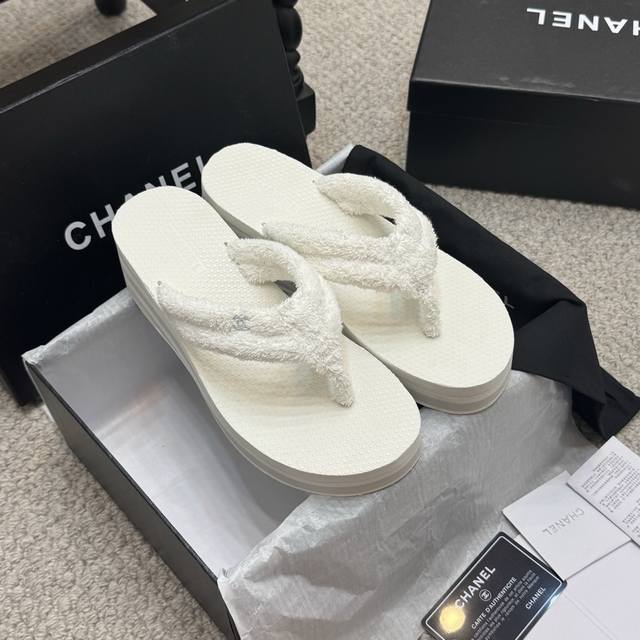 走秀款 Chanel 25K 小香双C早春夹趾人字拖坡跟拖鞋... 早春系列夹趾人字拖将随性度假风与高级成衣质感完美融合 打造慵懒却不失精致的足间美学 柔软毛巾