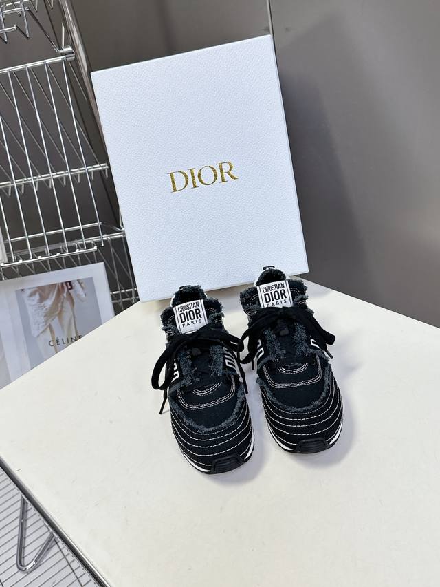 Dior迪奥春夏走秀款涂鸦素描德训鞋 阿甘鞋 太古汇Rmb11610购入开发 25Ss春夏秀场出镜率最高的单品 这双鞋改变了之前印象中的阿甘鞋单一的设计风格 保