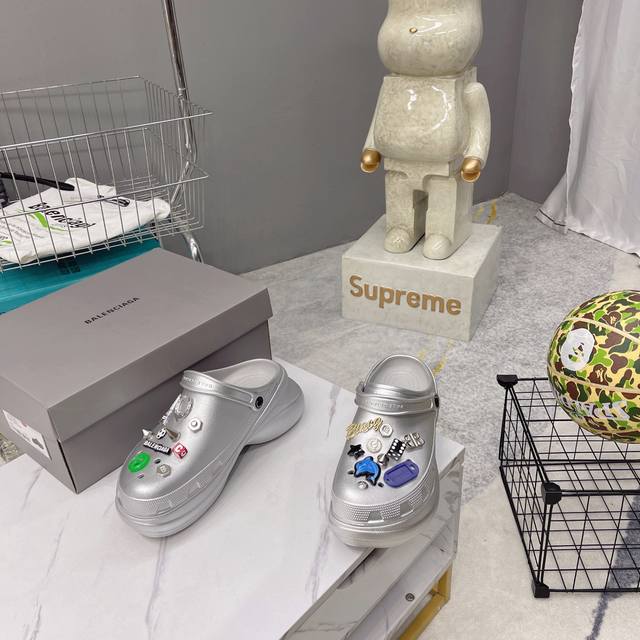 巴黎世家Balenciaga 春夏最新情侣款洞洞鞋 25春季新款黑马单品,海内外时尚博主纷纷上脚大秀 火遍海内外社交平台 时尚达人必入款 各种巴家元素五金扣Di