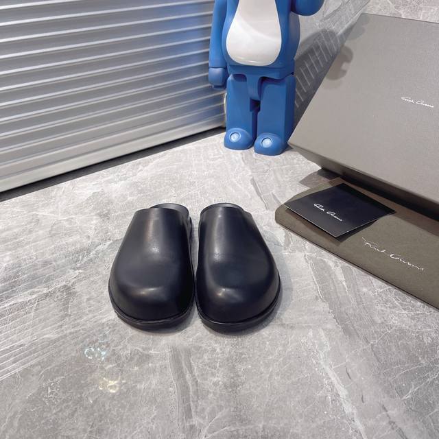 素面 Rickowens 欧文斯情侣款拖鞋 麂皮黑色 年度 鞋王 区分市面所有版本 纯手工打造纯原 非流水化作业的产物 尊崇欧文斯的理念 每一只都是独一无二 有