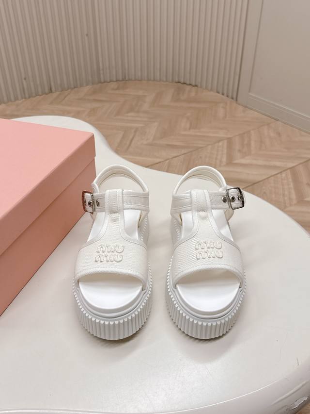 出厂 Miumiu缪缪春夏走秀款饼干凉鞋 厚底鞋 简约的运动板鞋设计 极具辨识度的鞋舌 打造佛系甜美的休闲风~~上脚气场十足随意搭配 长裙 短裙 短裤 穿出与众