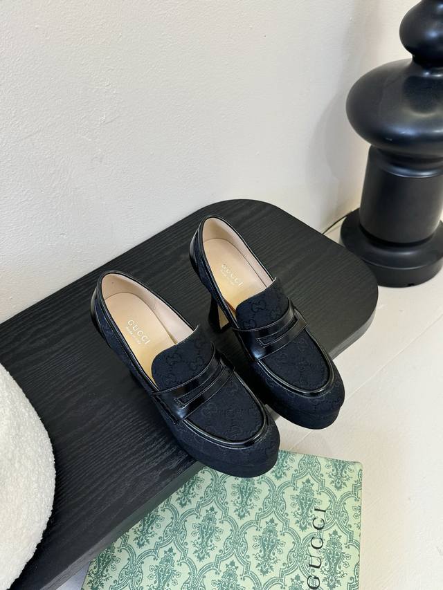 gucci古驰 坡跟水台-专柜同步发售 上脚非常完美 优雅大方 鞋面:品牌布 内里:牛皮 垫脚:牛皮 大底:进口意大利 码数:35-42 40.41.42定制不