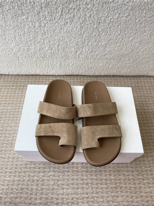 The Row 25Ss 春夏新款简易皱面简易平底 夹脚拖鞋 therow一贯的极简风格 干净利落的版面设计 没有任何装饰 仅以设计为亮点 凸显气质和彰显个性