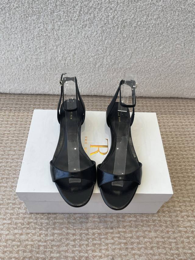 莞产The Row 25Ss 新款性感细带凉鞋 细带凉鞋只服The Row 一如既往的简单 超强设计感 线条简洁流畅 虽然没有过多的元素点缀 只有两根细带支撑鞋