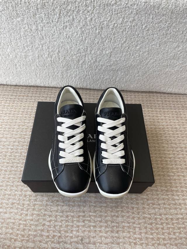 prada 普拉达 25Ss 春夏新款 德训鞋 休闲鞋 精工制造 缝线均匀 皮质质感一览无余 多色拼接 时尚大方 柔软舒适透气 外侧饰有prada字母徽标 鞋舌