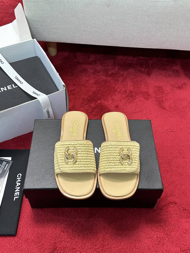 厂价 chane* 小香24p新品 双C凉席编织懒人拖鞋 简约又大气 日常和旅游都蛮适合滴 能包容各种脚型 对脚胖妹子很友好 鞋面采用定制编织拉菲草 牛皮 内里