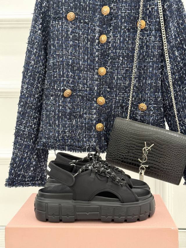 厂价 miu Miu 缪缪25S新品复古 厚底绑带帆布凉鞋 缪缪这一季也太少女 太好看了 简约的设计搭配做旧的风格真的很复古 3Cm增高 小个子穿起来也毫无压力