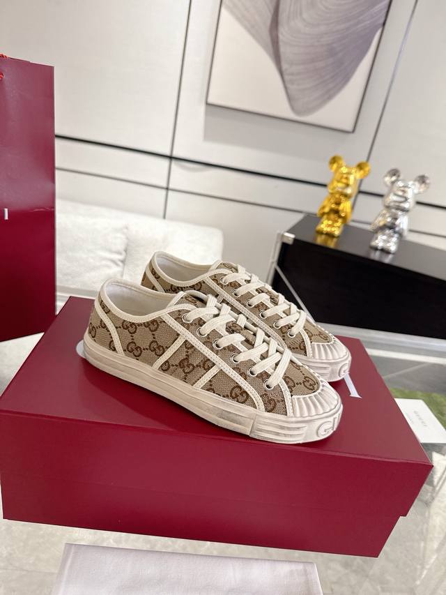 情侣款 Gucci Gg帆布鞋 小白鞋 休闲鞋 这款运动鞋以标志性Gg帆布匠心打造 将典藏设计与现代美学巧妙糅于一体 大胆前卫的廓形配以 Gucci 印花压纹橡