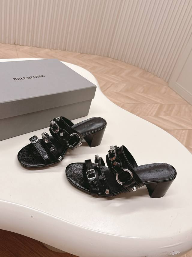 Balenciaga 朋克风凉鞋系列 高跟款 巴黎世家特有的铆钉元素 对版高订牛皮面料 羊皮内里 意大利 进口真皮大底 35-39 40.41订做不退换